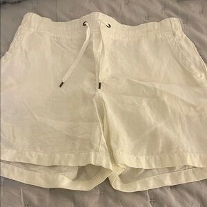 L.L. Bean 100% white linen favorite fit shorts